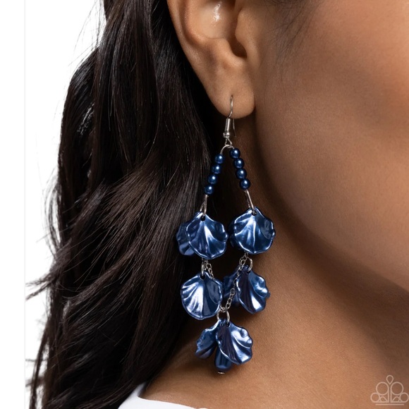 💙🐚💙 “COASTAL CENTURY” BLUE PEARL SHELL EARRINGS ~ PAPARAZZI❗️💙🐚💙 - Picture 3 of 6